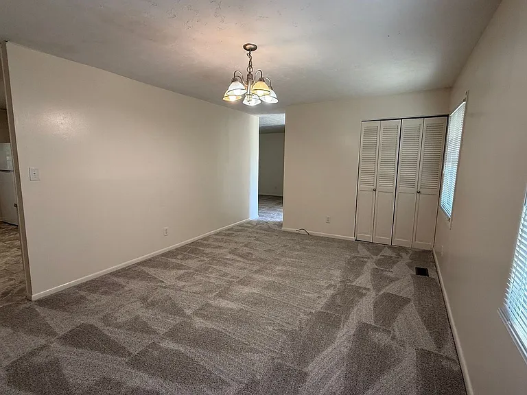 403 Thomas Dr — Photo 8