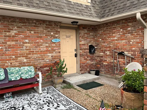 7004 Williams Dr, Galveston, TX 77551