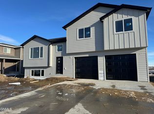 1206 9th St SW, Watford City, ND 58854