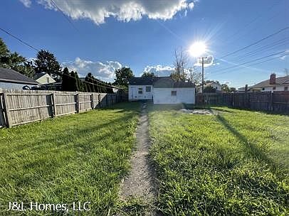 3rd image of 572 Woodbury Ave