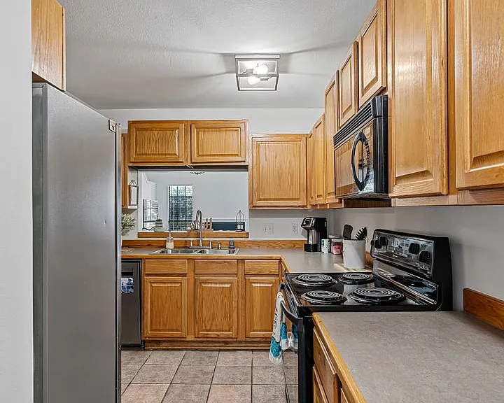 8 Meadow Creek Dr — Photo 6