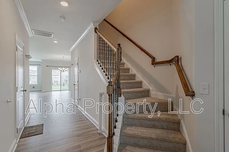 3 bed, 2.5 bath, 1670 sqft, $1,800 — Photo 2