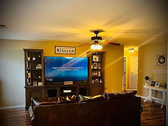 Living Room Area 15'x21'