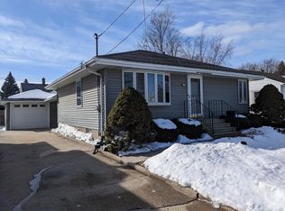 421 W 7th Ave, Oshkosh, WI 54902