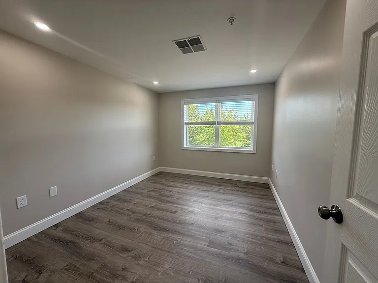 Pondsview Apartments — Photo 68