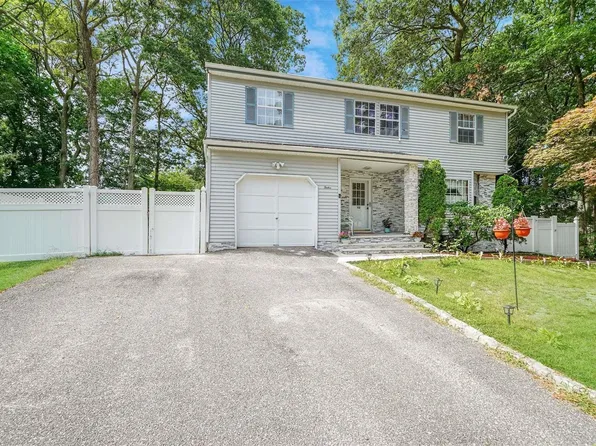 12 Overlook Drive, Mastic, NY 11950