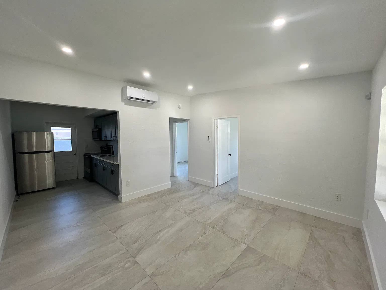 2 bed, 700 sqft, $2,100 — Photo 4