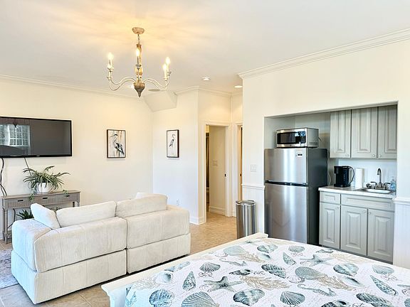 Wet Bar, Fridge, Microwave