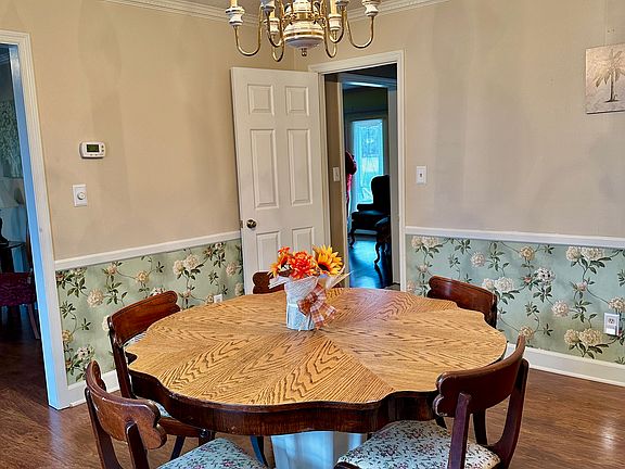 5th image of 216 Leonard Cir
