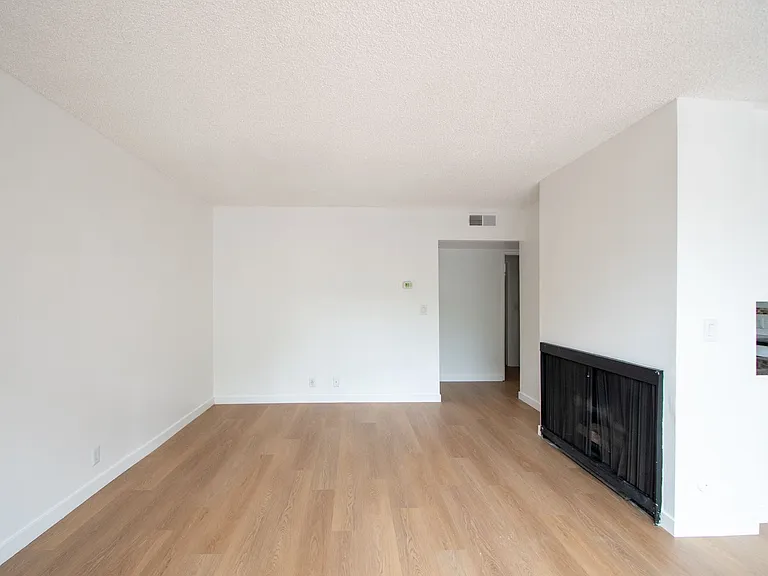 12241 Burbank Blvd — Photo 4
