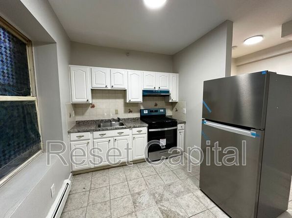 234 6th Ave W #13