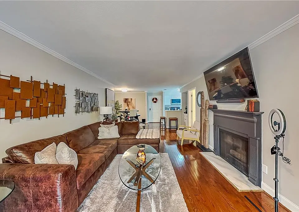 3104 Pine Heights Dr NE