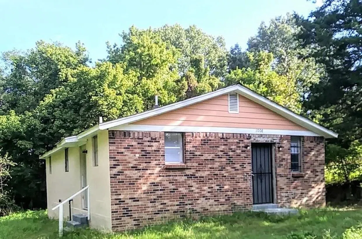 3 bed, 1.0 bath, 1040 sqft, $850 — Photo 1