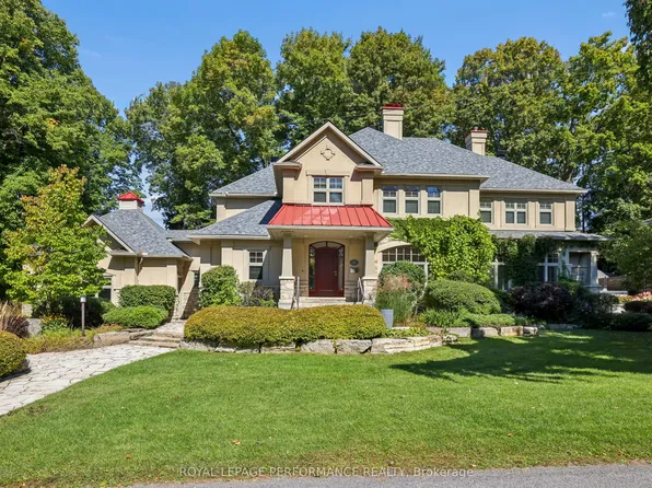 29 Mackinnon Rd, Ottawa, ON K1M 0G4