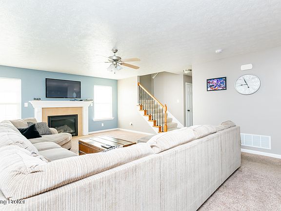 4th image of 327 Persimmon Dr