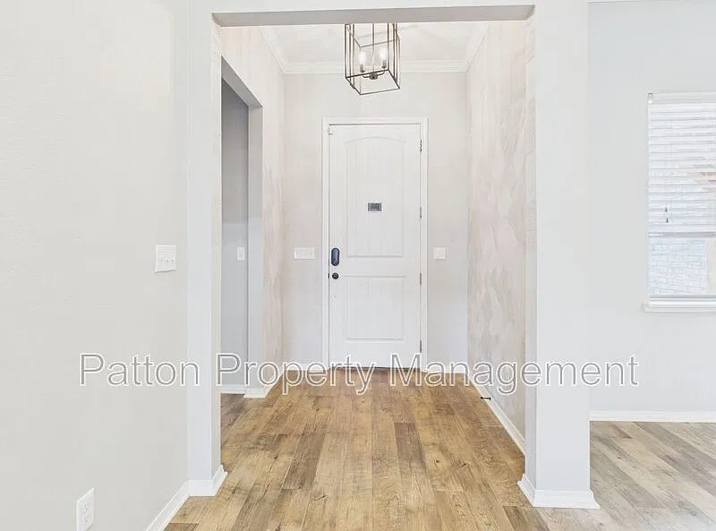 3 bed, 2.0 bath, 1590 sqft, $2,350 — Photo 3