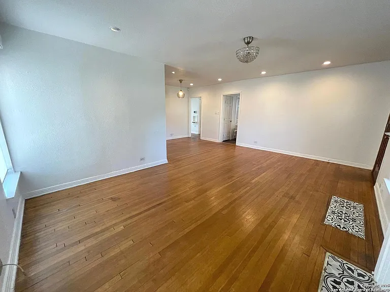126 Meredith Dr — Photo 3