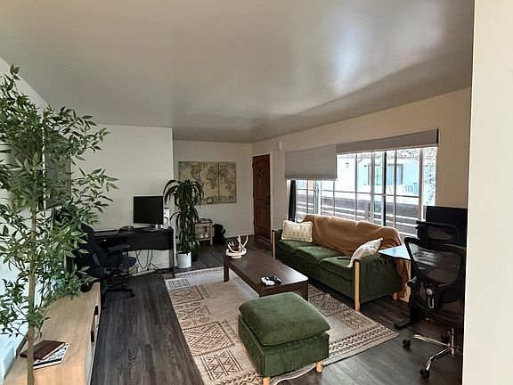 4th image of 609 W Junipero St #9