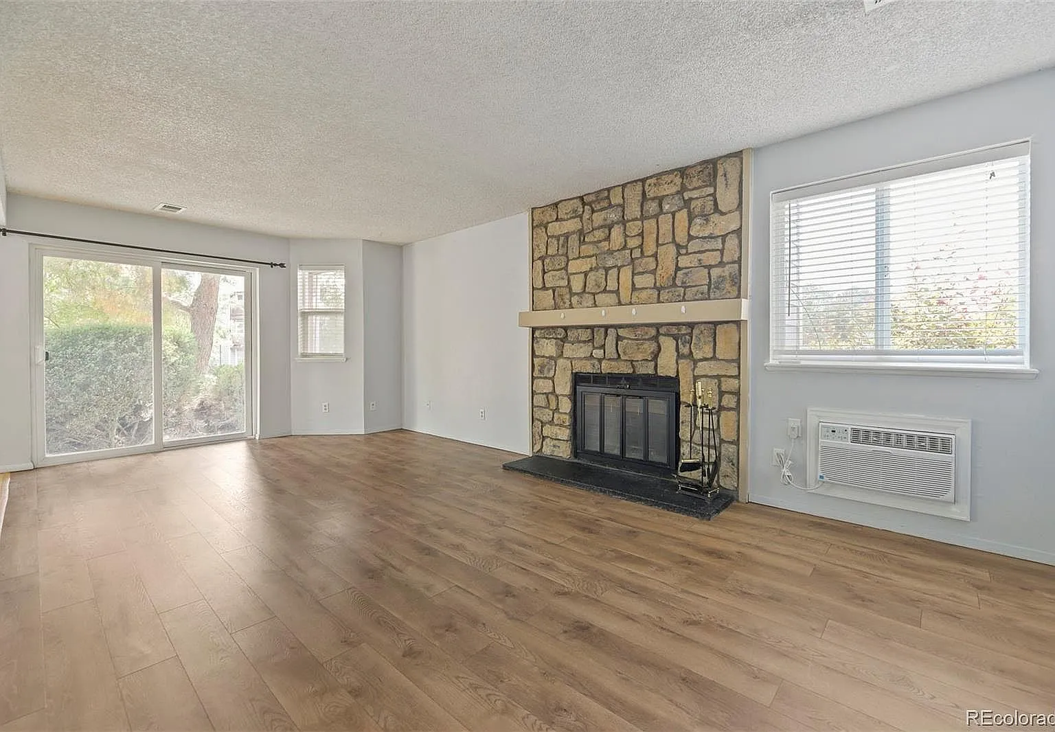 2 bed, 1008 sqft, $1,745 — Photo 4