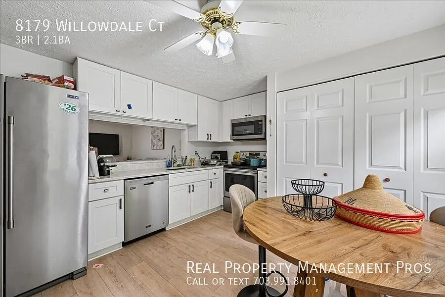 Stunning end-unit townhome with a backyard made for entertaining! — Photo 2