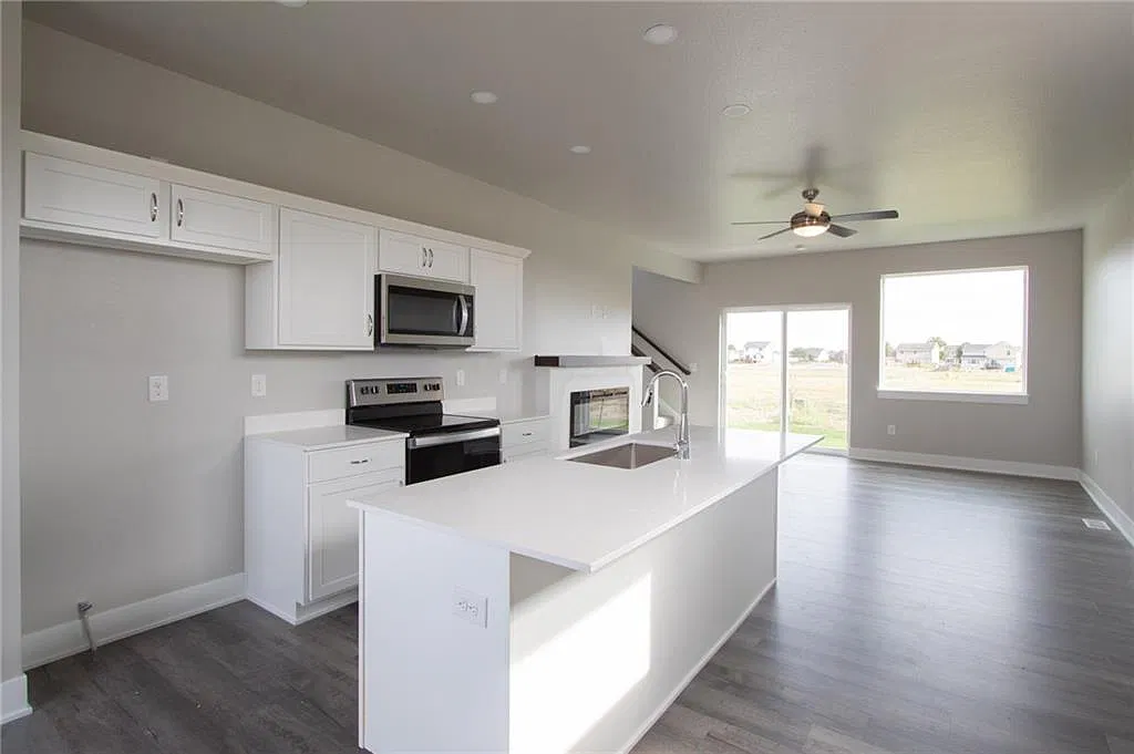 720 Southeast Drumlin Drive - House — Photo 4
