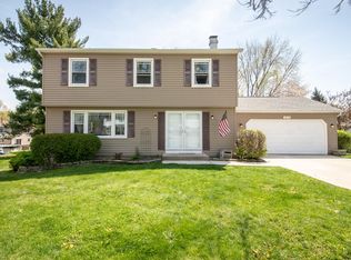 1413 N Madlock Ct, Elgin, IL 60123