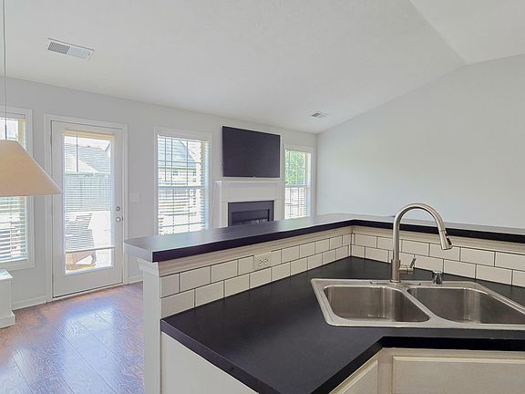 5th image of 3861 Winthrop Dr