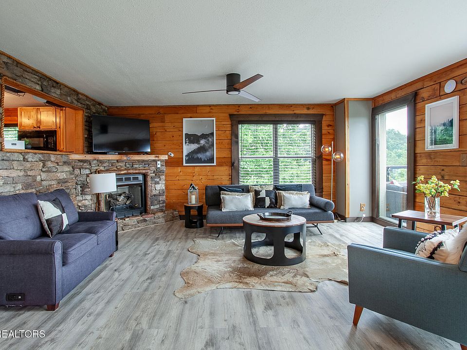 10th image of 920 Falcon View Way