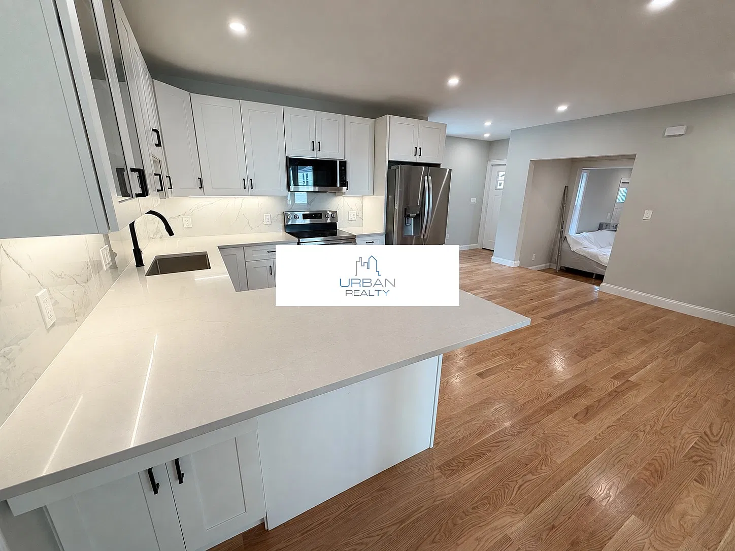 13 bed, 6.0 bath, 4100 sqft, $21,450 — Photo 2
