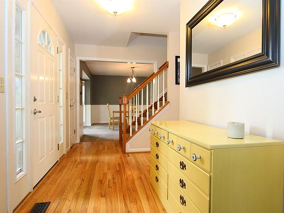 3rd image of 1 Glen Meadow Ct
