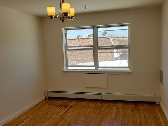 3rd image of 2520 Crescent St APT 2C