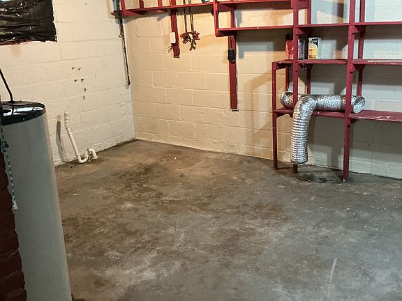 4th image of 102 Hunt Ave