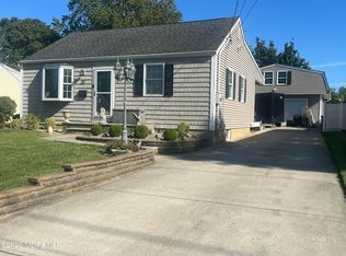 32 Villa Pl, Eatontown, NJ 07724