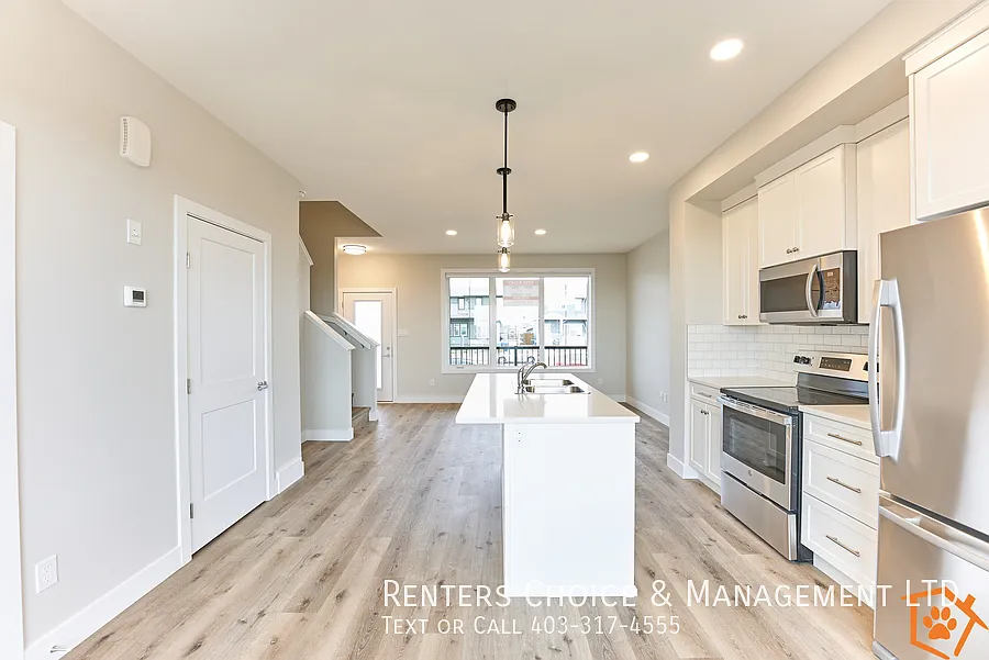 3 Bedroom Townhouse With Assigned Parking — Photo 3