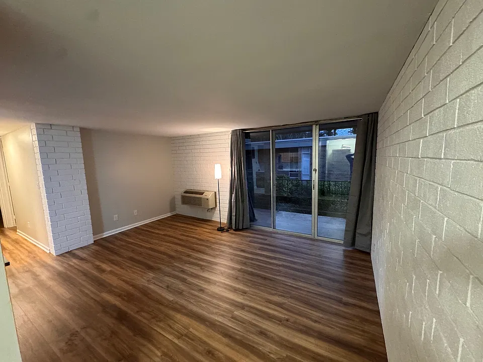 Living room
Approx, 16.5' by 12.5'