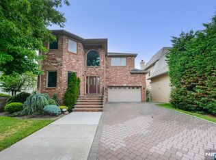 1056 Edgewood Ln, Fort Lee, NJ 07024