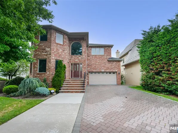 1056 Edgewood Ln, Fort Lee, NJ 07024