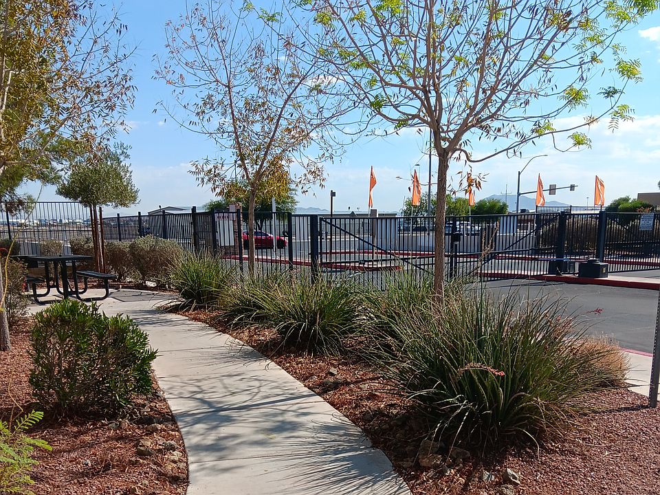 Bella Fiore's front gate and pathway to a picnic area.
