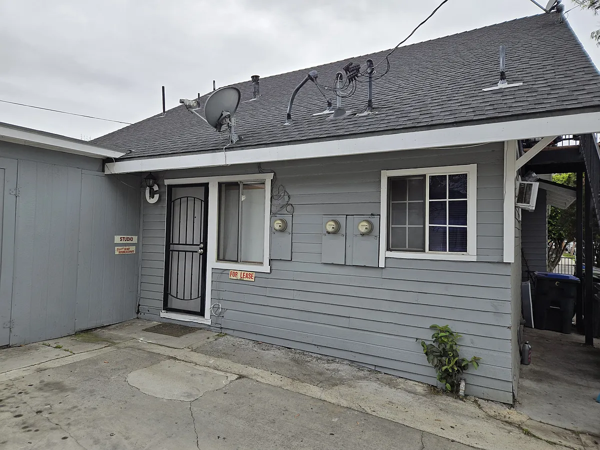 Building Photo - 701 S Sycamore St #C