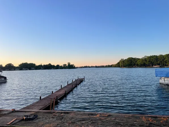 2414 Cranewood Dr, Fenton, MI 48430