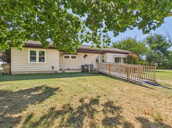 126 N Park St, Pretty Prairie, KS 67570