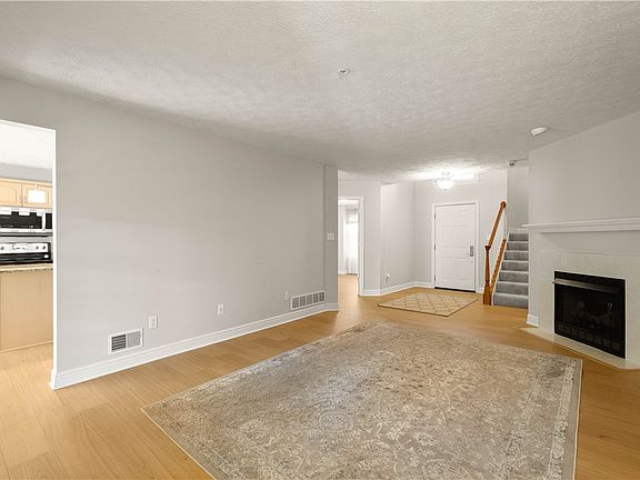 4th image of 111 Prestonwood Ln
