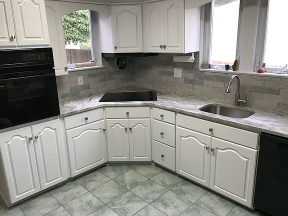 Kitchen w/ Granite Counters