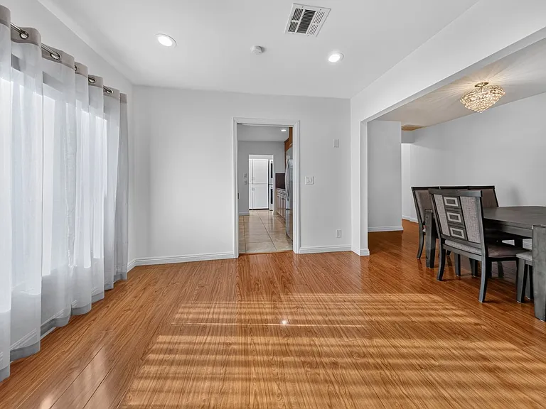 11407 Delano St — Photo 15