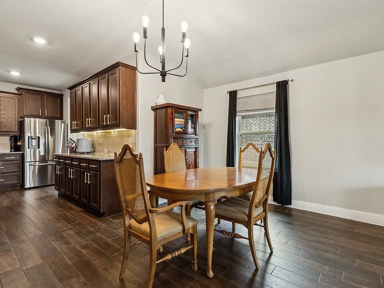 4018 Woodford Dr — Photo 9