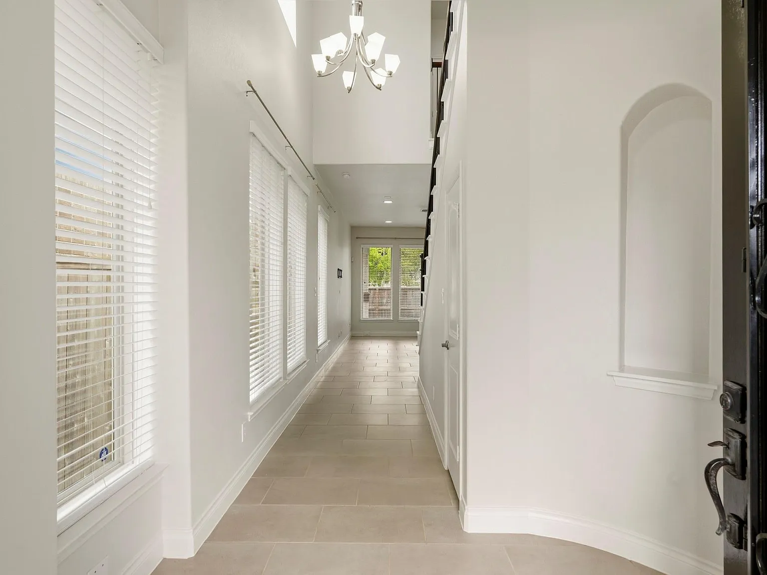 3 bed, 2.5 bath, 2468 sqft, $2,999 — Photo 3