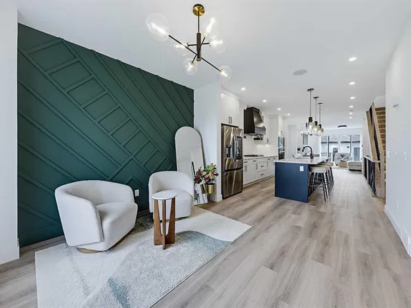 7341 N 37th Ave NW, Calgary, AB T3B 1W7