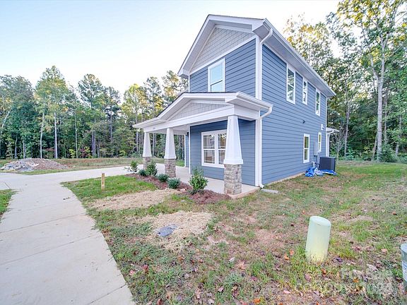 3rd image of 524 Geneva Cir