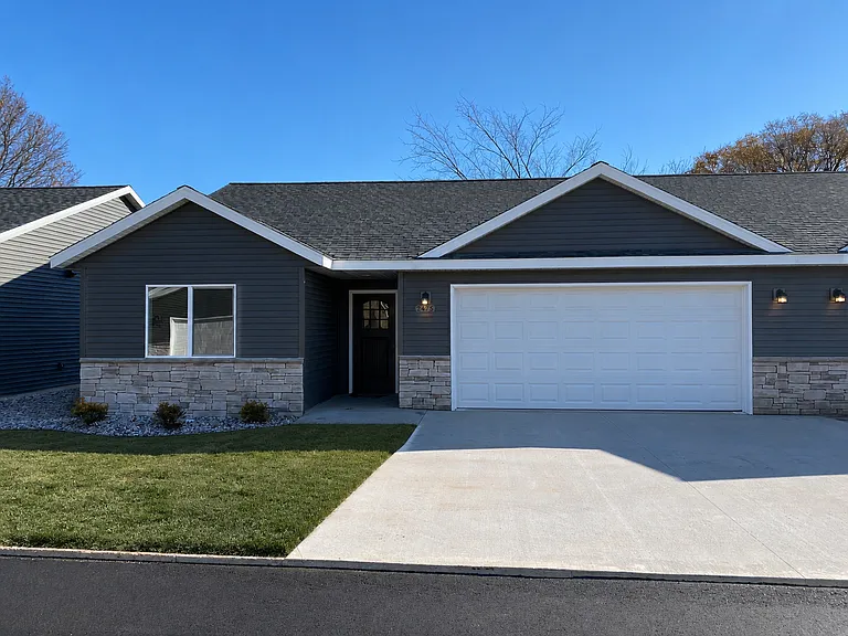 2489 Chestnut Dr — Photo 2
