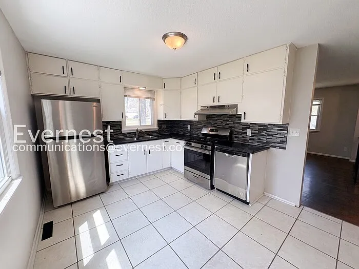 11912 Beacon Ave — Photo 5
